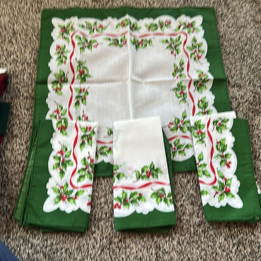 NWOT - Festive Green and White Holiday Napkins (8)